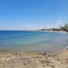 Costa bassa e mare calmo a Torre San Gennaro