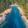 La baia di Porto Selvaggio dall'alto, tra la pineta e l'acqua blu