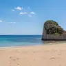 La spiaggia di sabbia di Torre Pali con la torre nel mare