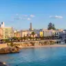 La spiaggetta di Santa Maria al Bagno davanti al paese, con il mare blu