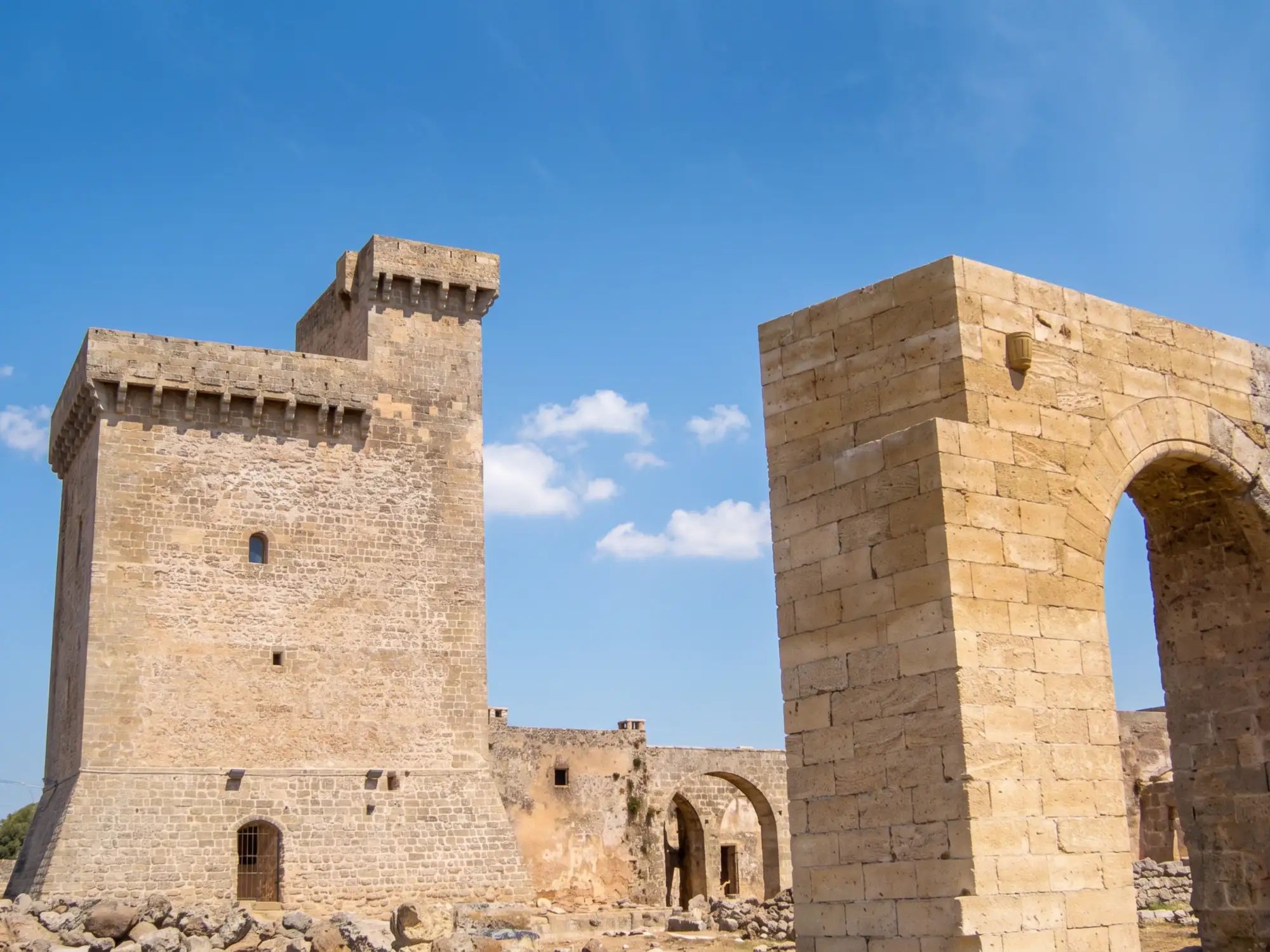 La torre quadrata della masseria di Celsorizzo, vicino ad Acquarica del Capo, accanto a un grande arco di pietra