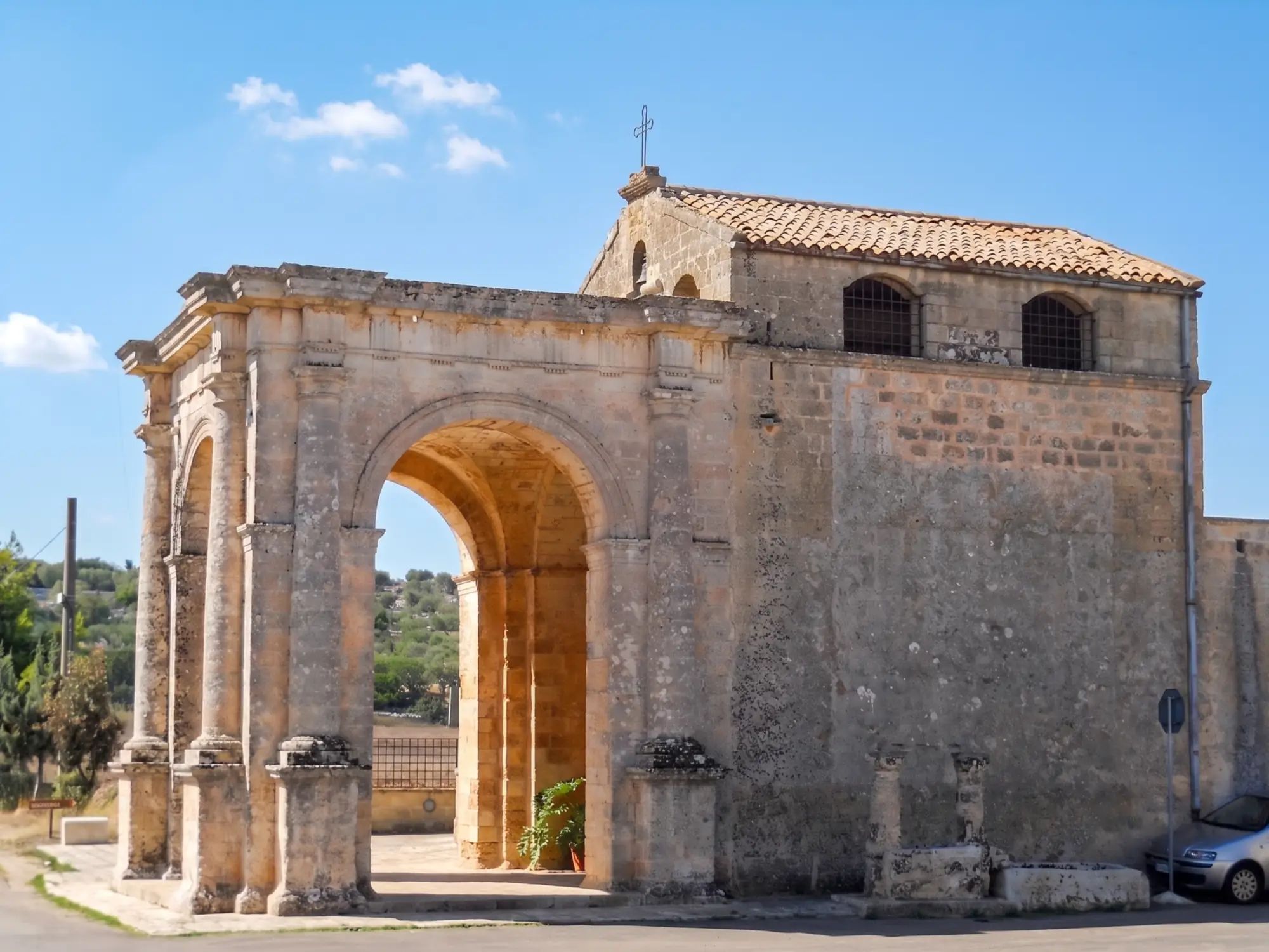 Il santuario di Leuca Piccola a Barbarano del Capo, con il portico a tre archi di pietra davanti alla chiesa