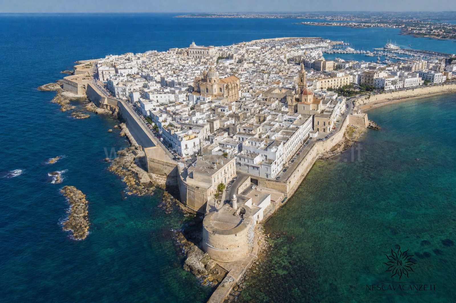 Il centro storico di Gallipoli sull'isola, con le case bianche e il castello angioino-aragonese cinto dal mare