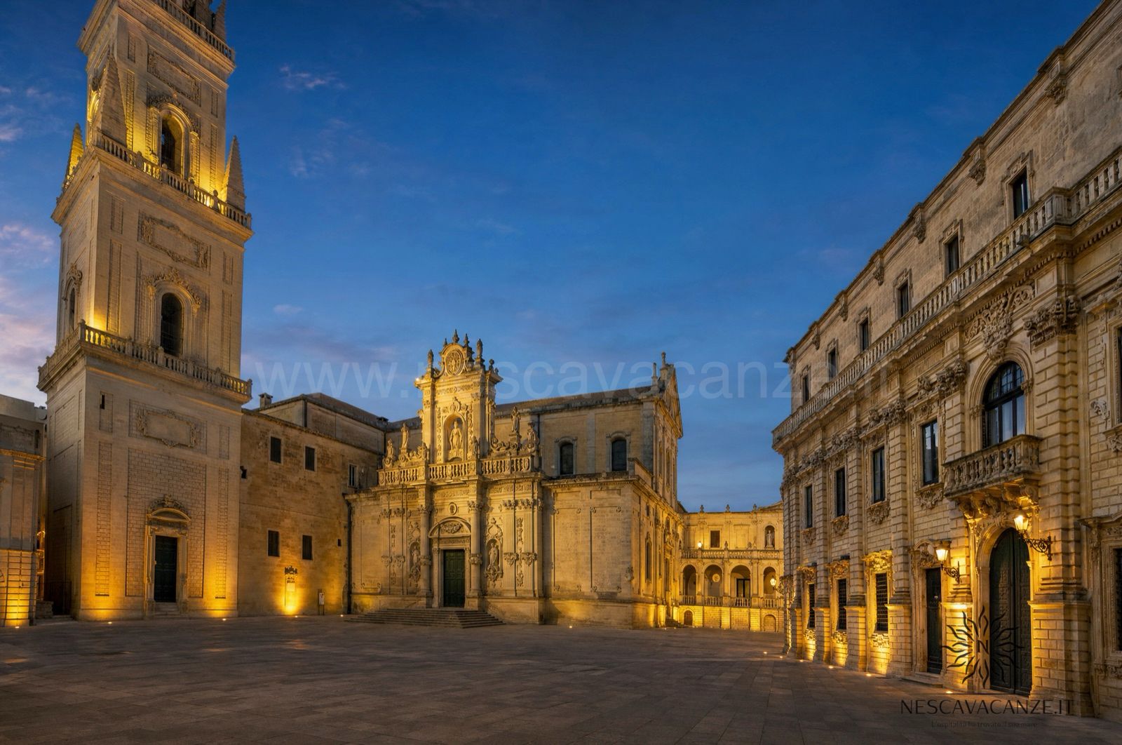 Piazza del Duomo di Lecce con la cattedrale e il campanile in pietra leccese, capolavoro del barocco, all'imbrunire