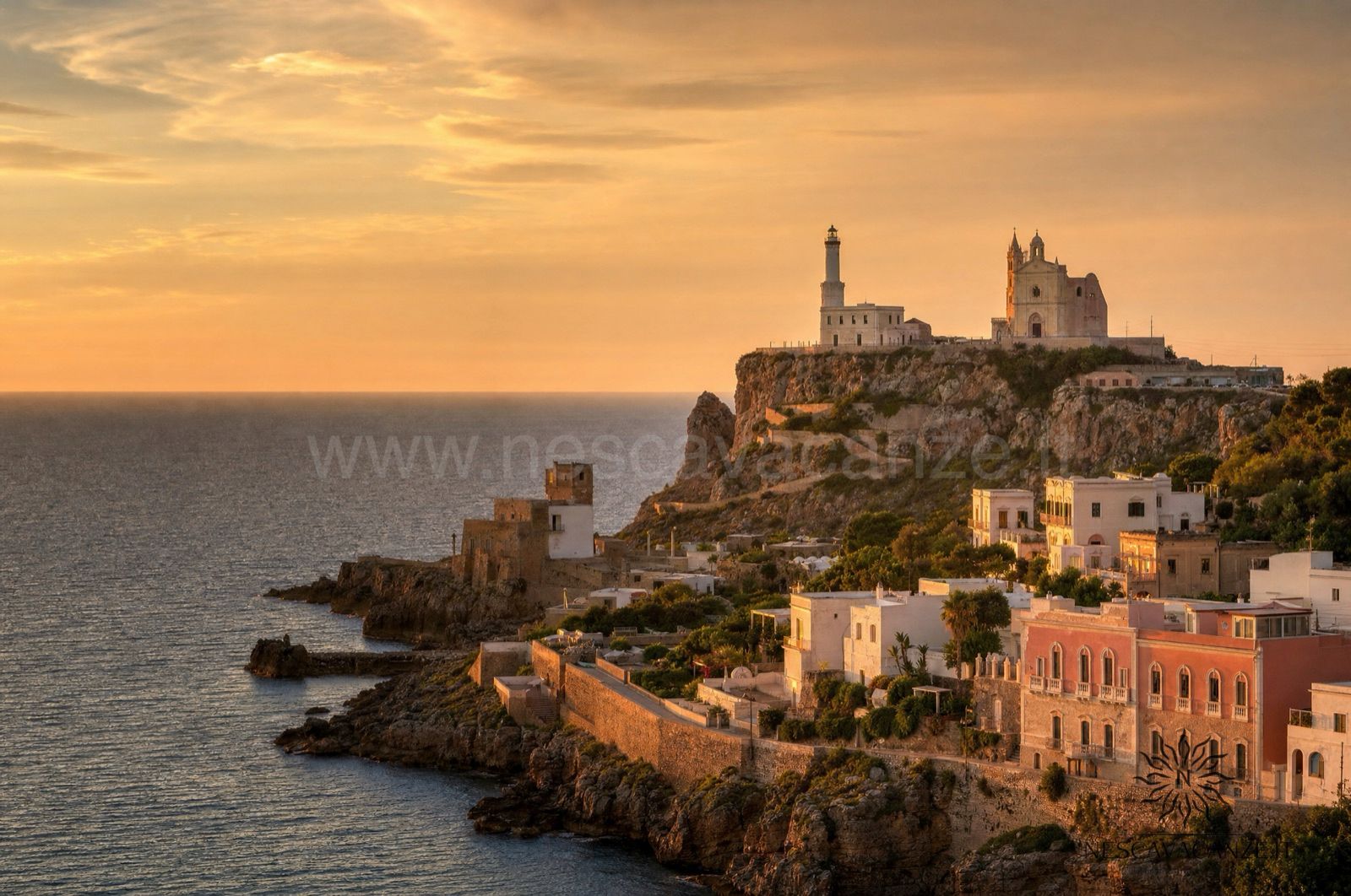 Il promontorio di Santa Maria di Leuca con il santuario e il faro al tramonto, dove il 15 agosto si celebra la Madonna de Finibus Terrae