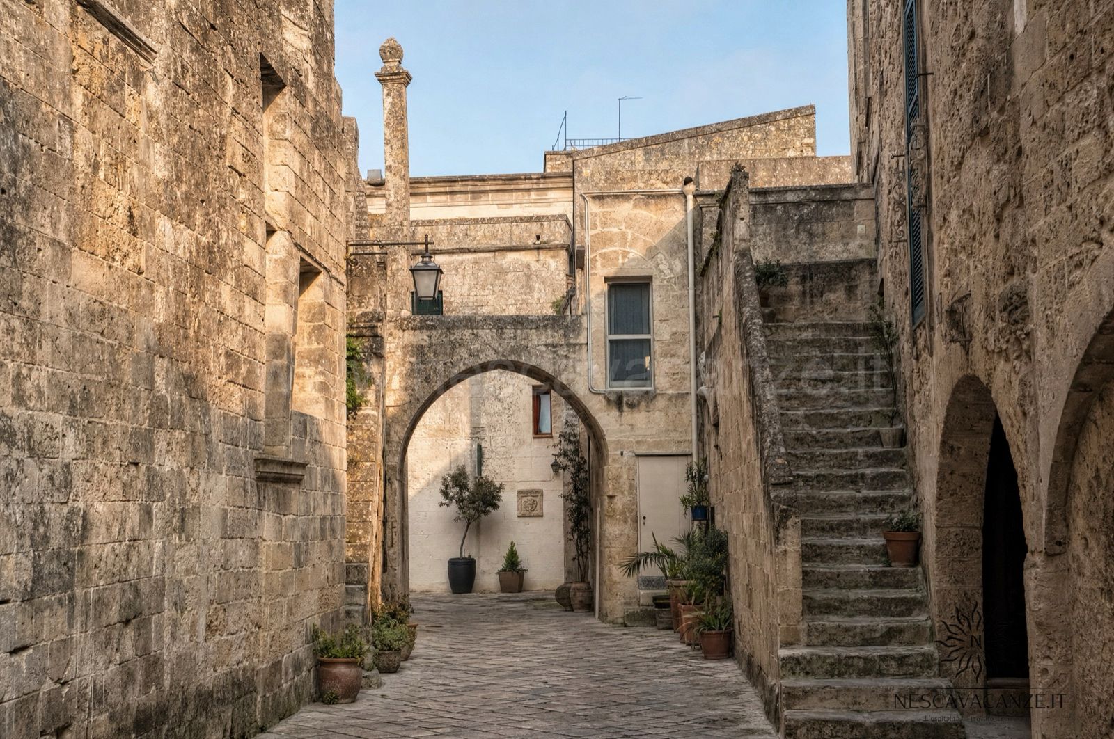 Vicoli e case in pietra del borgo medievale di Specchia, dove ad agosto si tengono Specchia EAT, la Notte Bianca e il Wine Fest