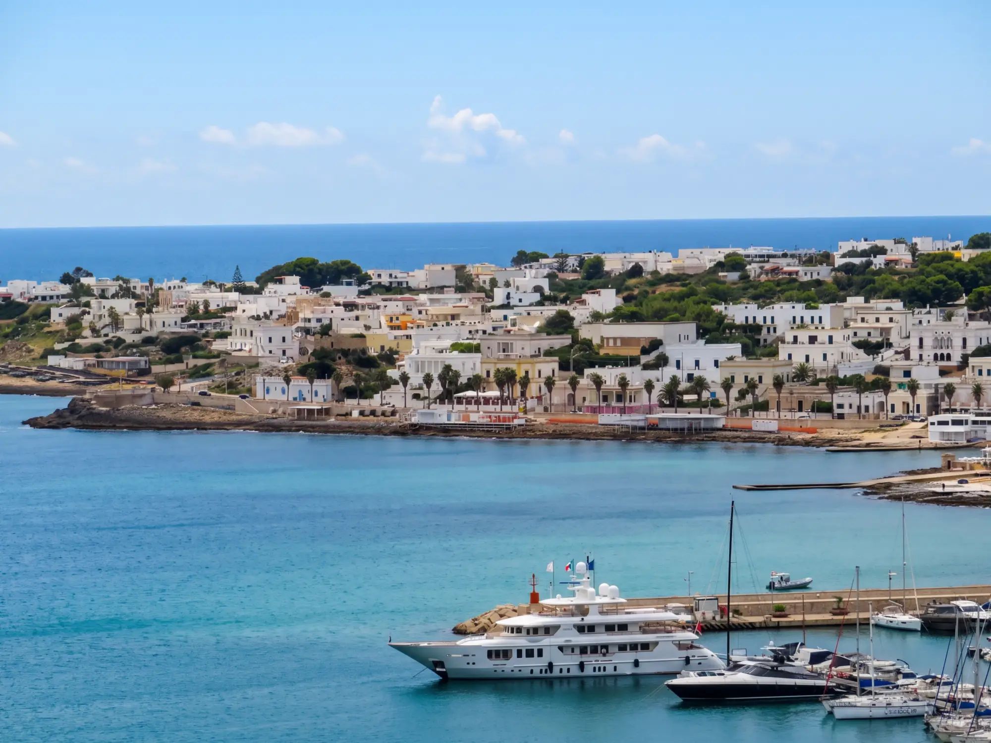 Santa Maria di Leuca vista da Punta Meliso, con le ville bianche sul lungomare e le barche nel porto