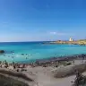 La spiaggia di Porto Pirrone con l'acqua turchese e la torre di Saturo in fondo