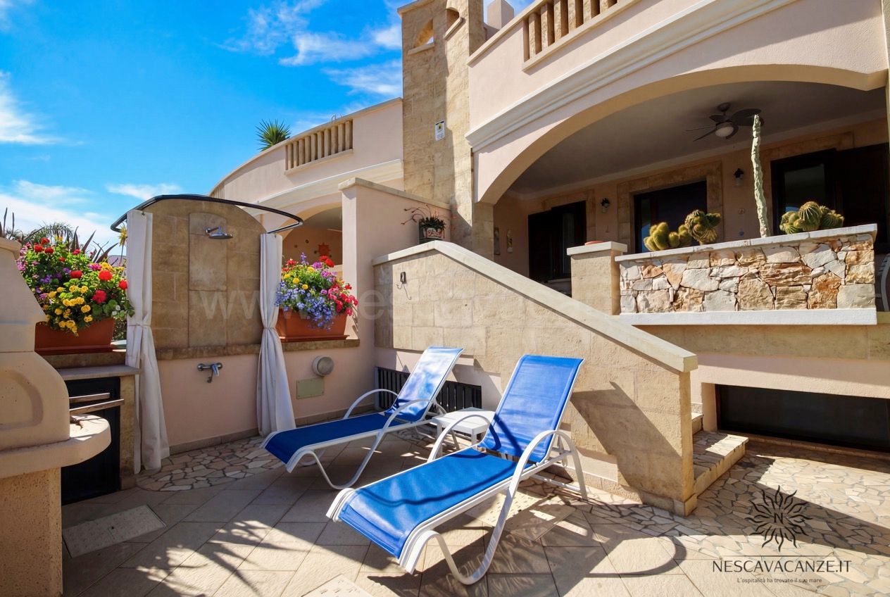Casa Pescoluse 5 - patio con lettini blu, doccia esterna e scala in pietra