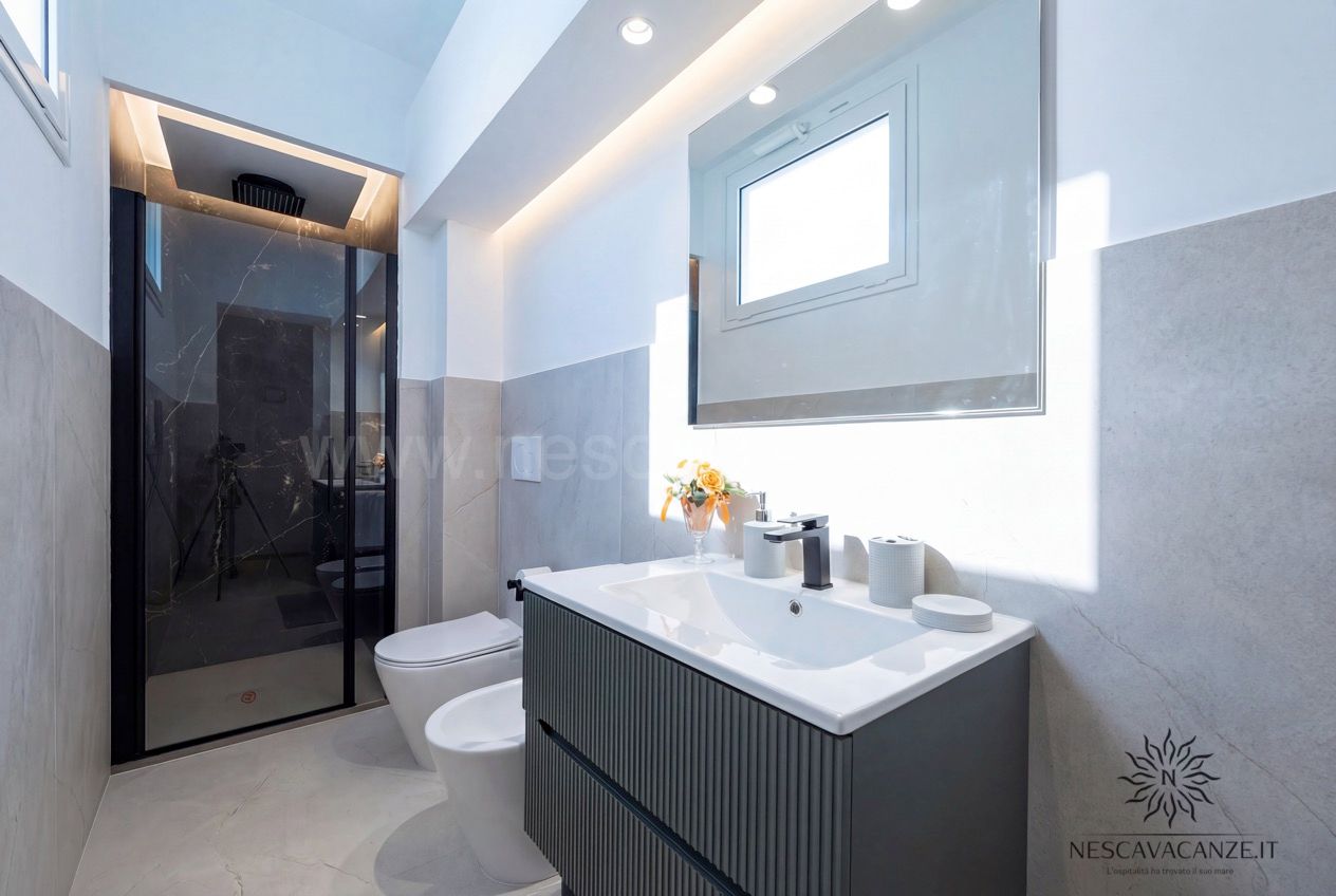 Casa Pescoluse 8 - Bagno moderno grigio con doccia, mobile lavabo antracite e ampio specchio