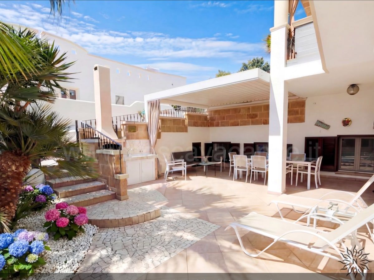 Giardino attrezzato di una casa vacanza Nescavacanze a pochi metri dal mare a Pescoluse