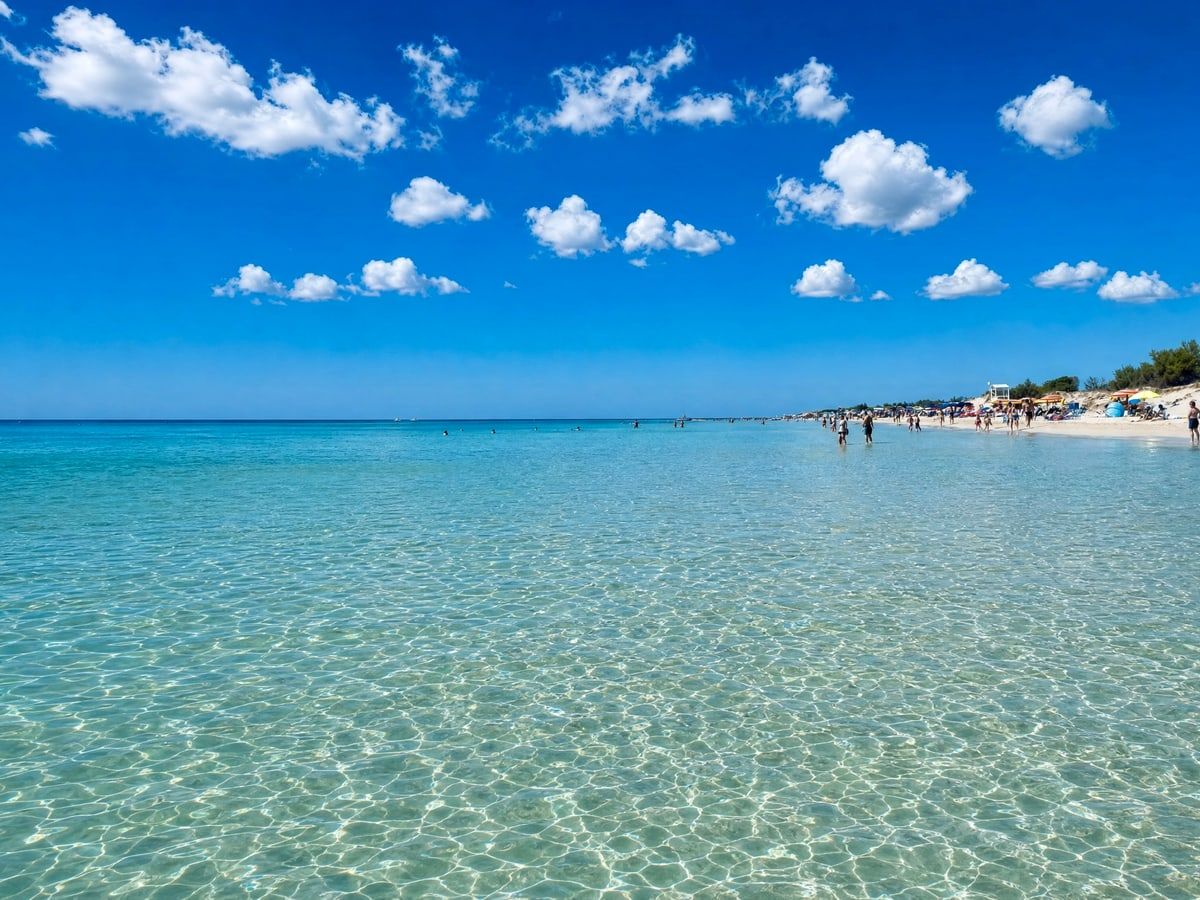 Spiaggia bianca e acque basse cristalline a Pescoluse, Maldive del Salento