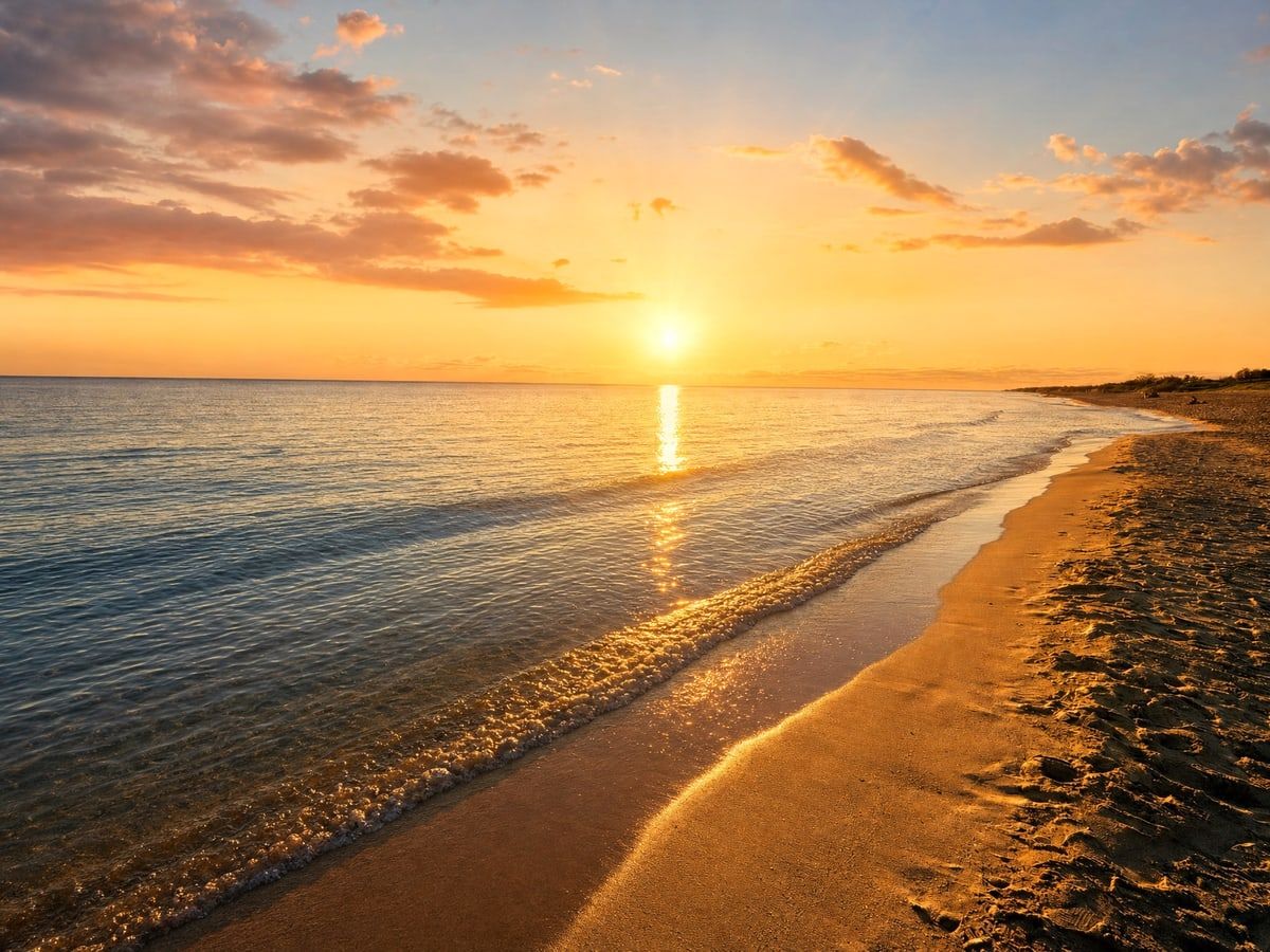 Tramonto dorato sul mare turchese a Posto Vecchio, Salento