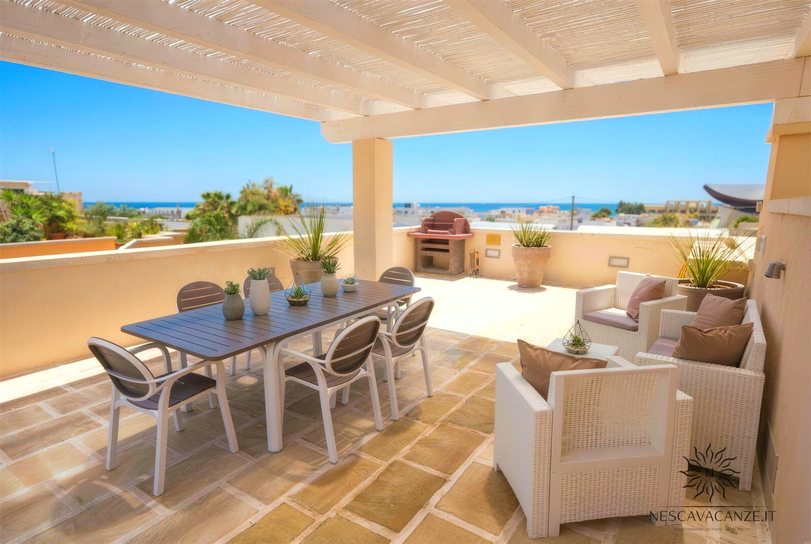 Terrazza vista mare di Casa Giglio con tavolo da pranzo