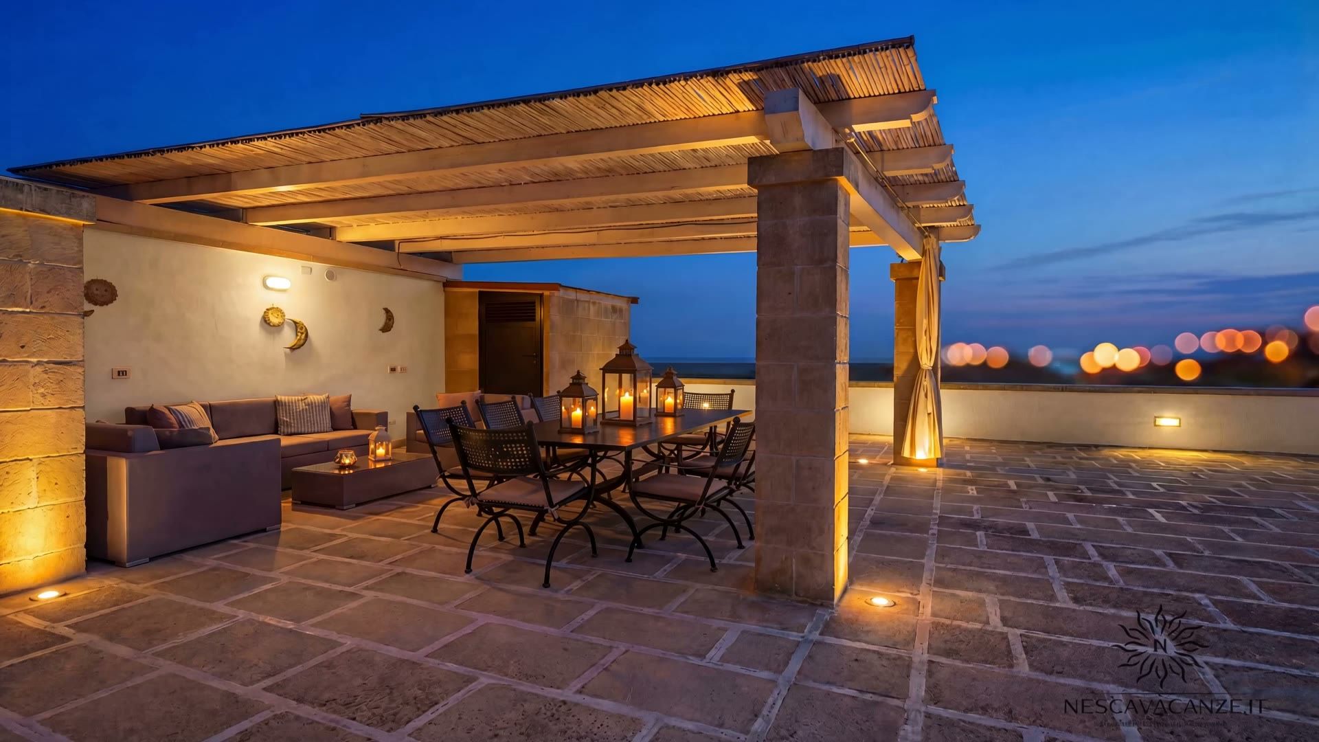 Terrazza illuminata di Casa Pescoluse 4 al crepuscolo