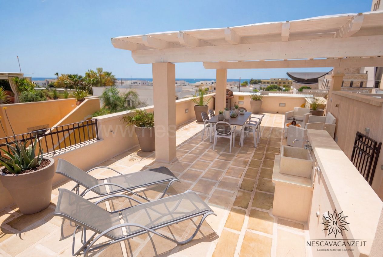 Casa Giglio - terrazzo attico con pergolato, lettini prendisole, tavolo e vista mare