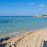 Spiaggia di sabbia e mare calmo a Baia Silvana