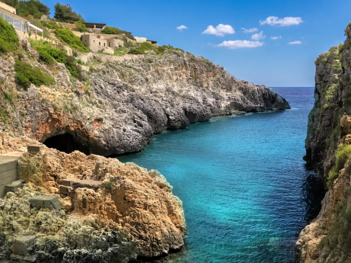 Il canalone del Ciolo tra pareti di roccia calcarea che si apre verso il mare Adriatico