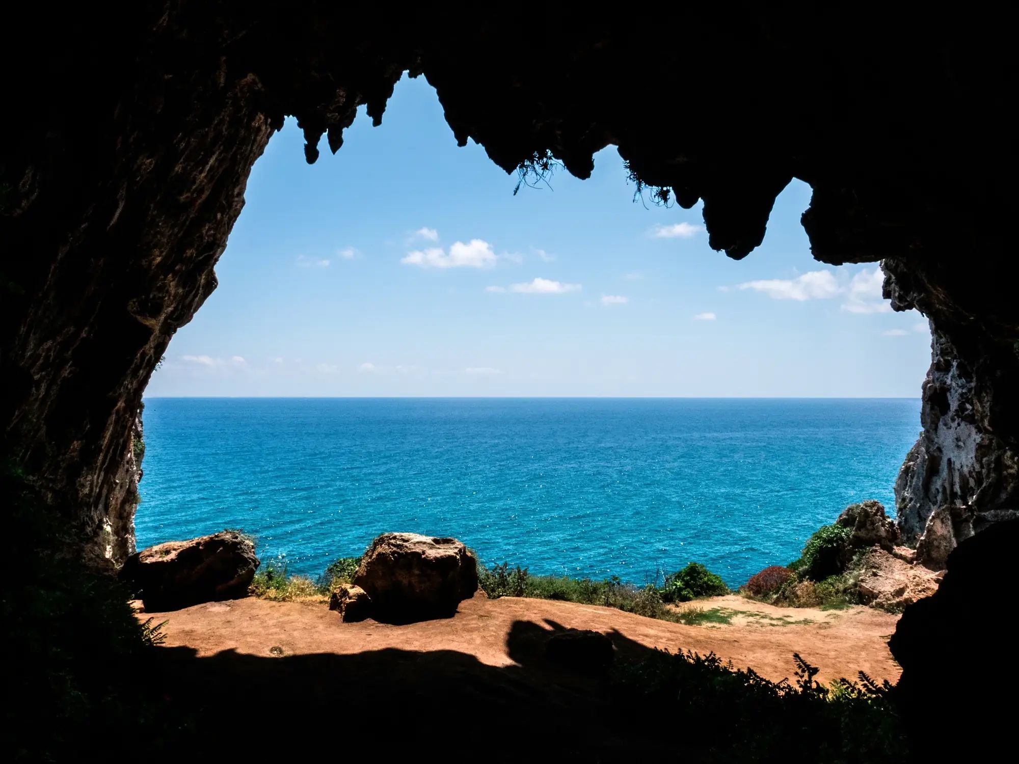 Il mare visto dall'interno di una delle Grotte Cipolliane, attraverso l'apertura nella falesia