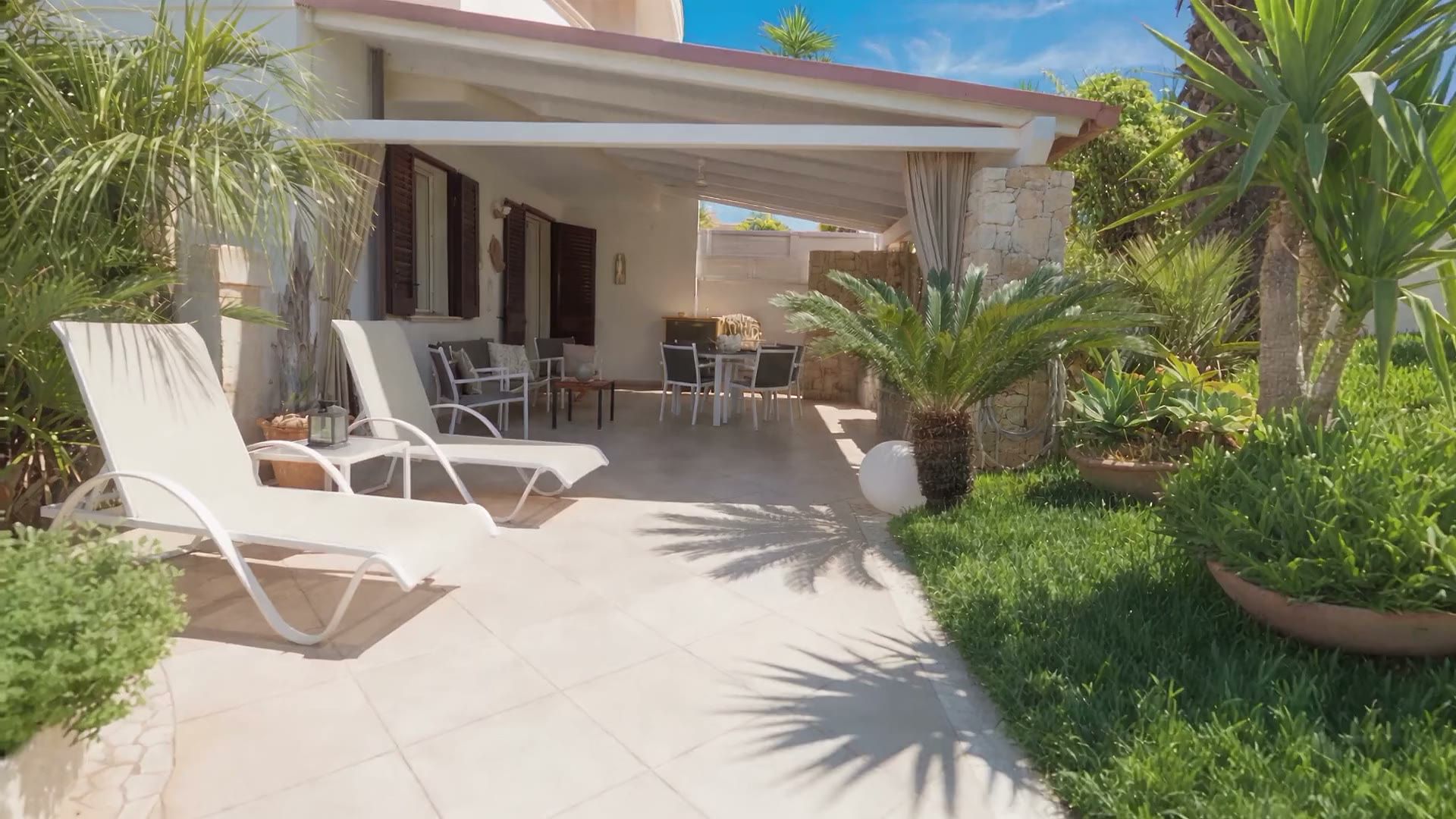 Il vialetto del giardino di Casa Pescoluse 3 verso il prato e il barbecue