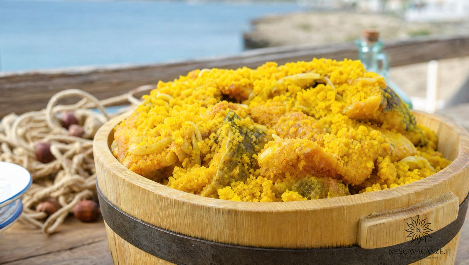 Scapece gallipolina, pesce fritto e marinato in pangrattato giallo zafferano, servito in un mastello di legno in riva al mare a Gallipoli