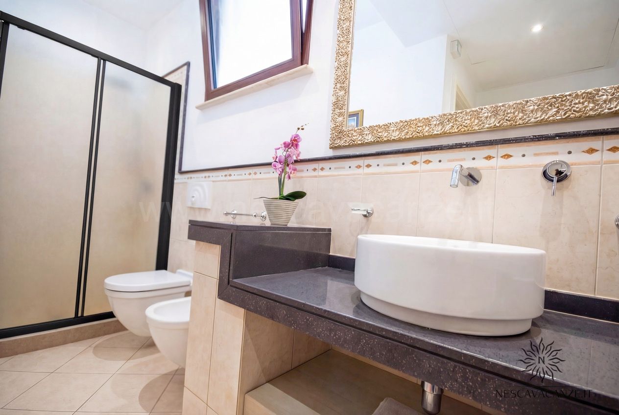 Casa Pescoluse 9 - bagno con doccia, wc, bidet, lavabo da appoggio, orchidea e specchio dorato