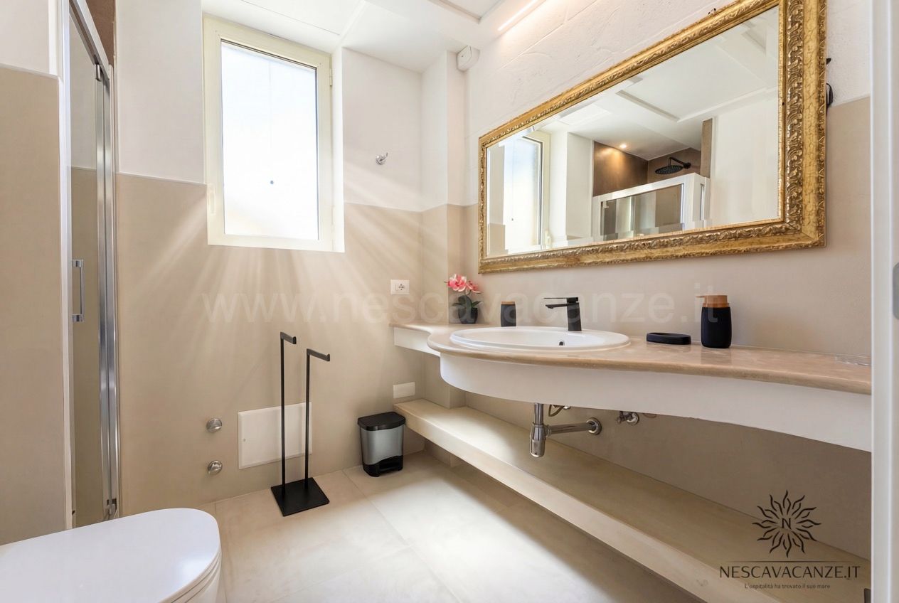 Casa Pescoluse 1 - bagno con doccia, lavabo, specchio con cornice dorata e wc