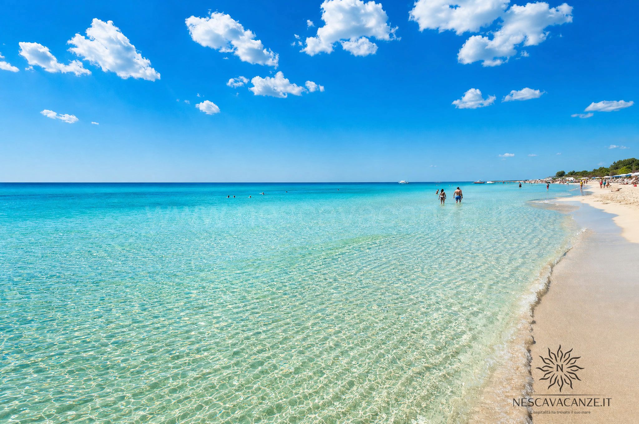 Battigia e sabbia bianca a Pescoluse, Maldive del Salento