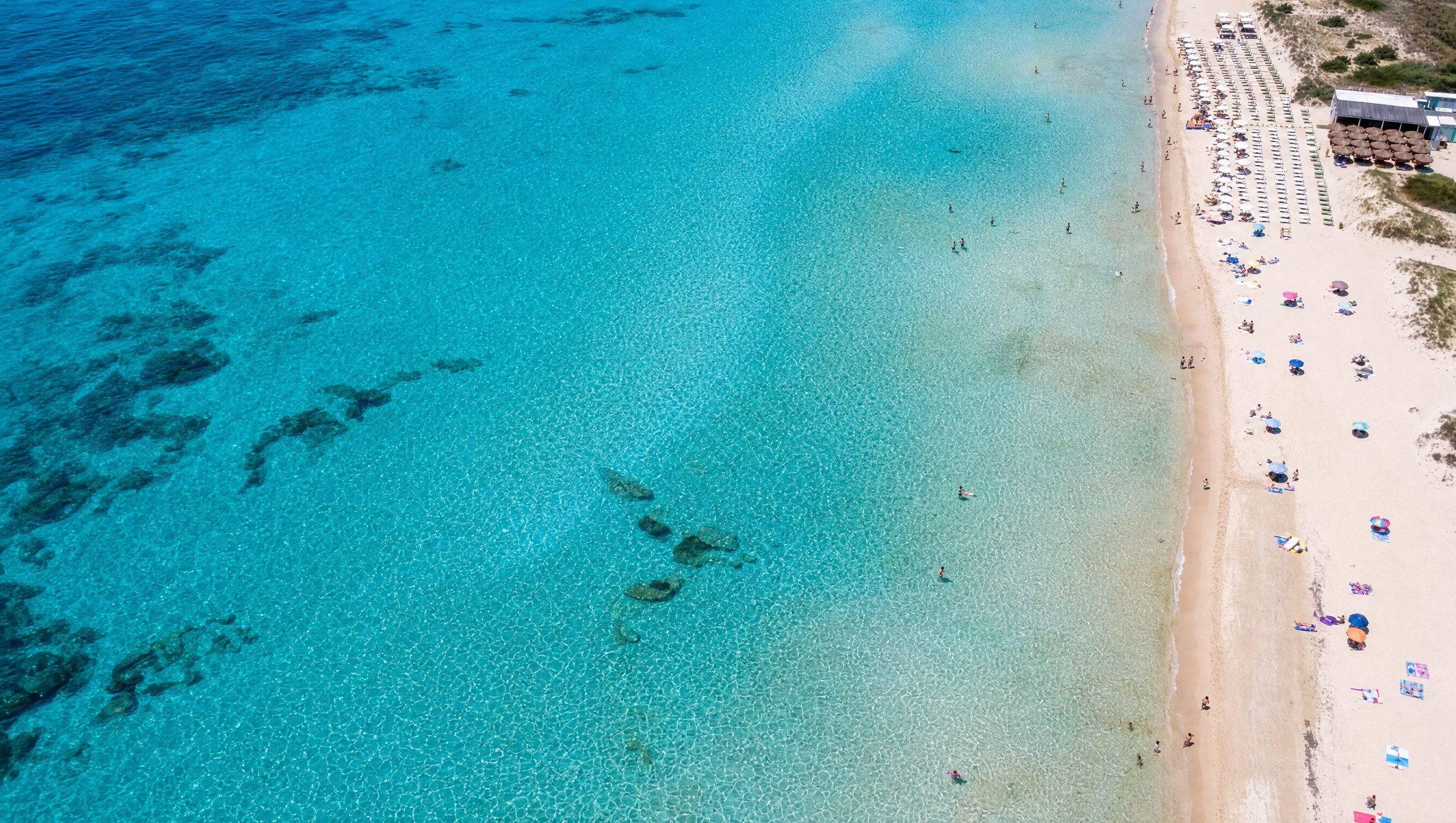 La spiaggia delle Maldive del Salento dall'alto: sabbia bianca e mare turchese a Pescoluse