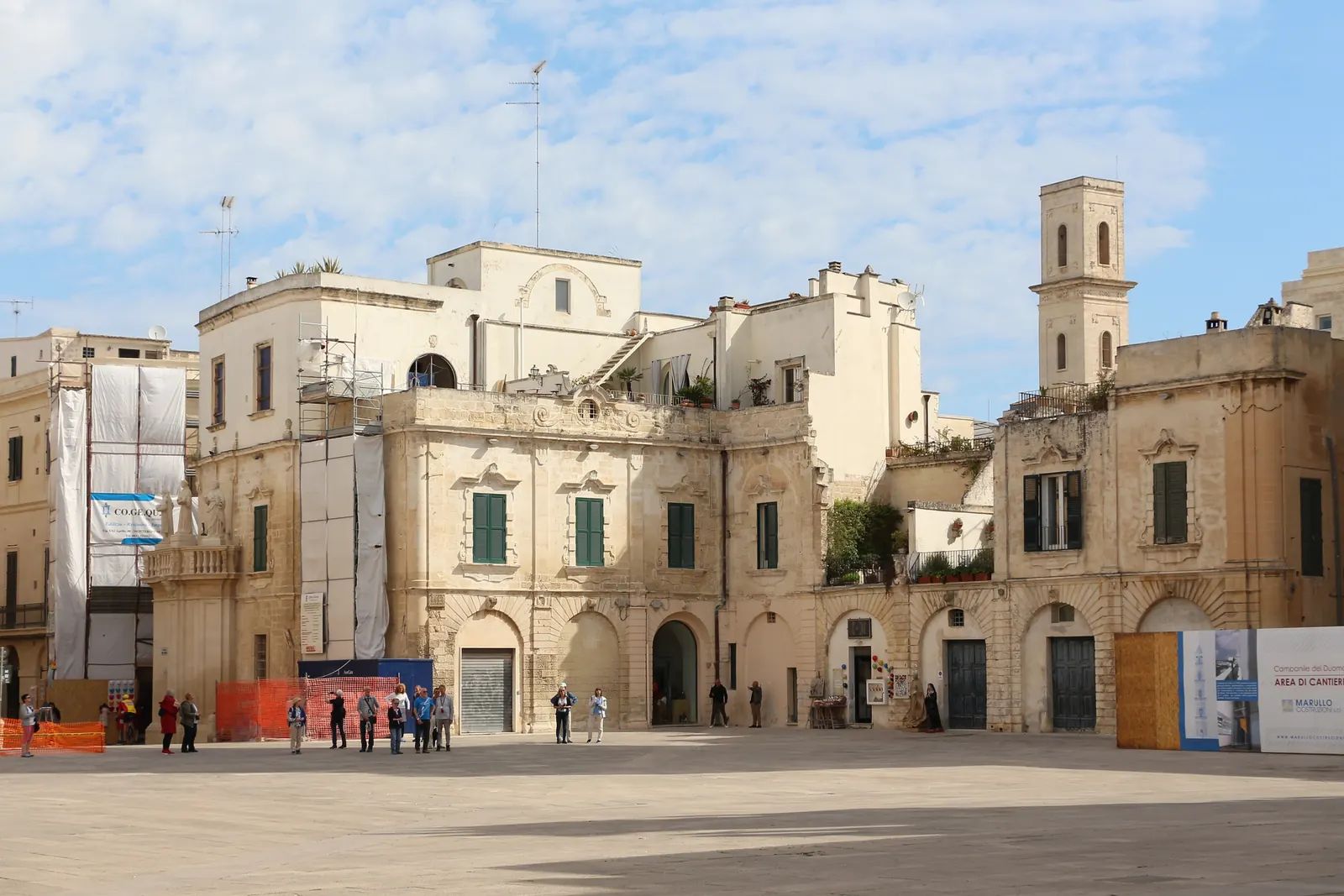 Piazza del Duomo a Lecce, con il campanile e i palazzi in pietra leccese