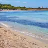 La spiaggia di sabbia di Punta Pizzo, con le onde basse a riva