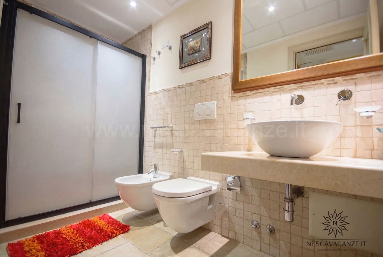 Casa Pescoluse 6 - bagno con box doccia, bidet, wc sospeso, lavabo a bacinella e specchio