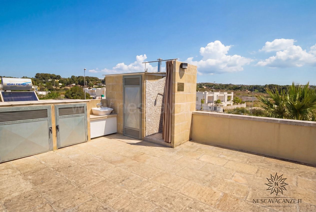 Casa Pescoluse 1 - terrazza sul tetto con doccia esterna, lavabo e scaldabagno