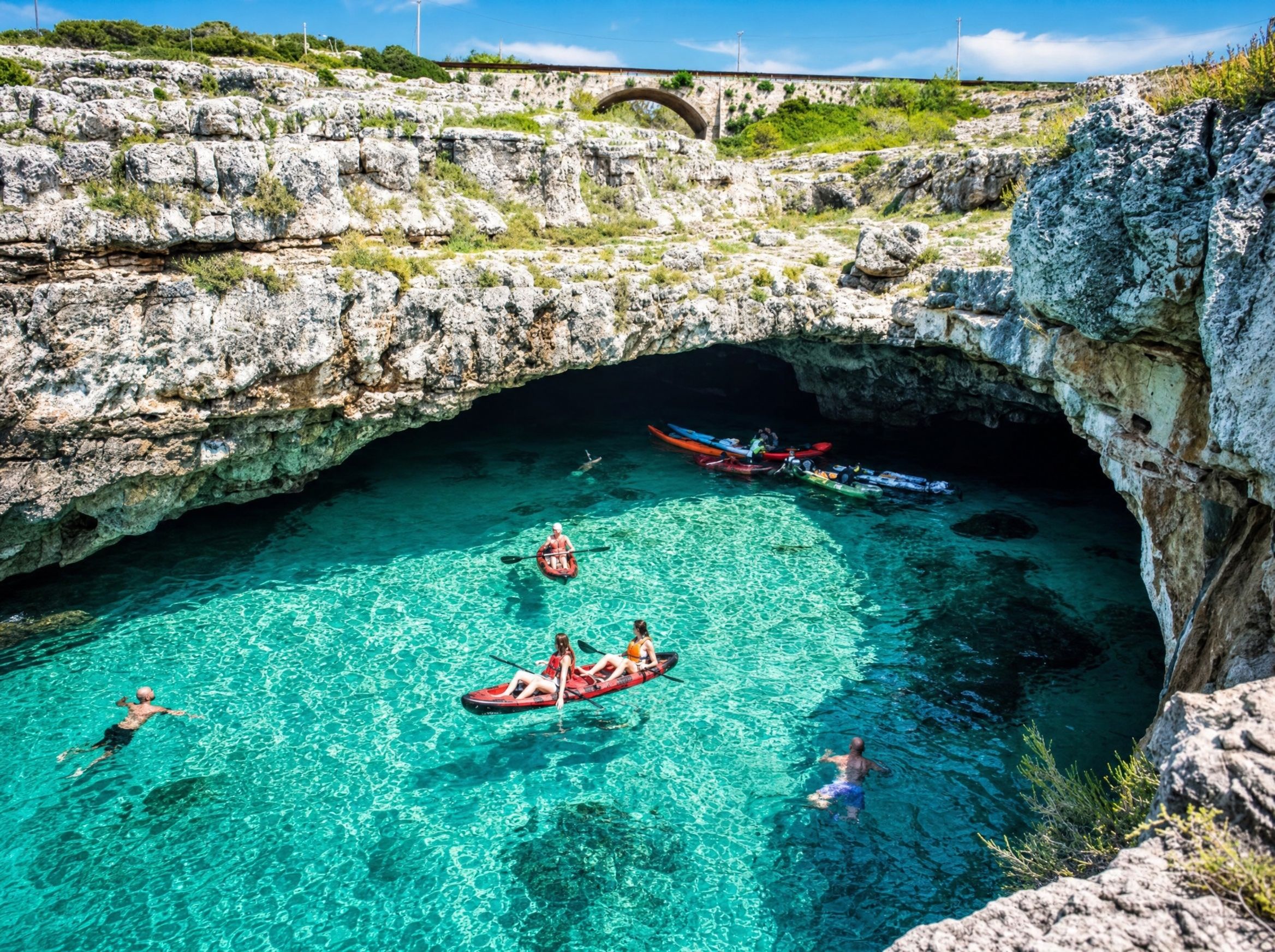 Escursione in kayak in una grotta marina del Capo di Leuca