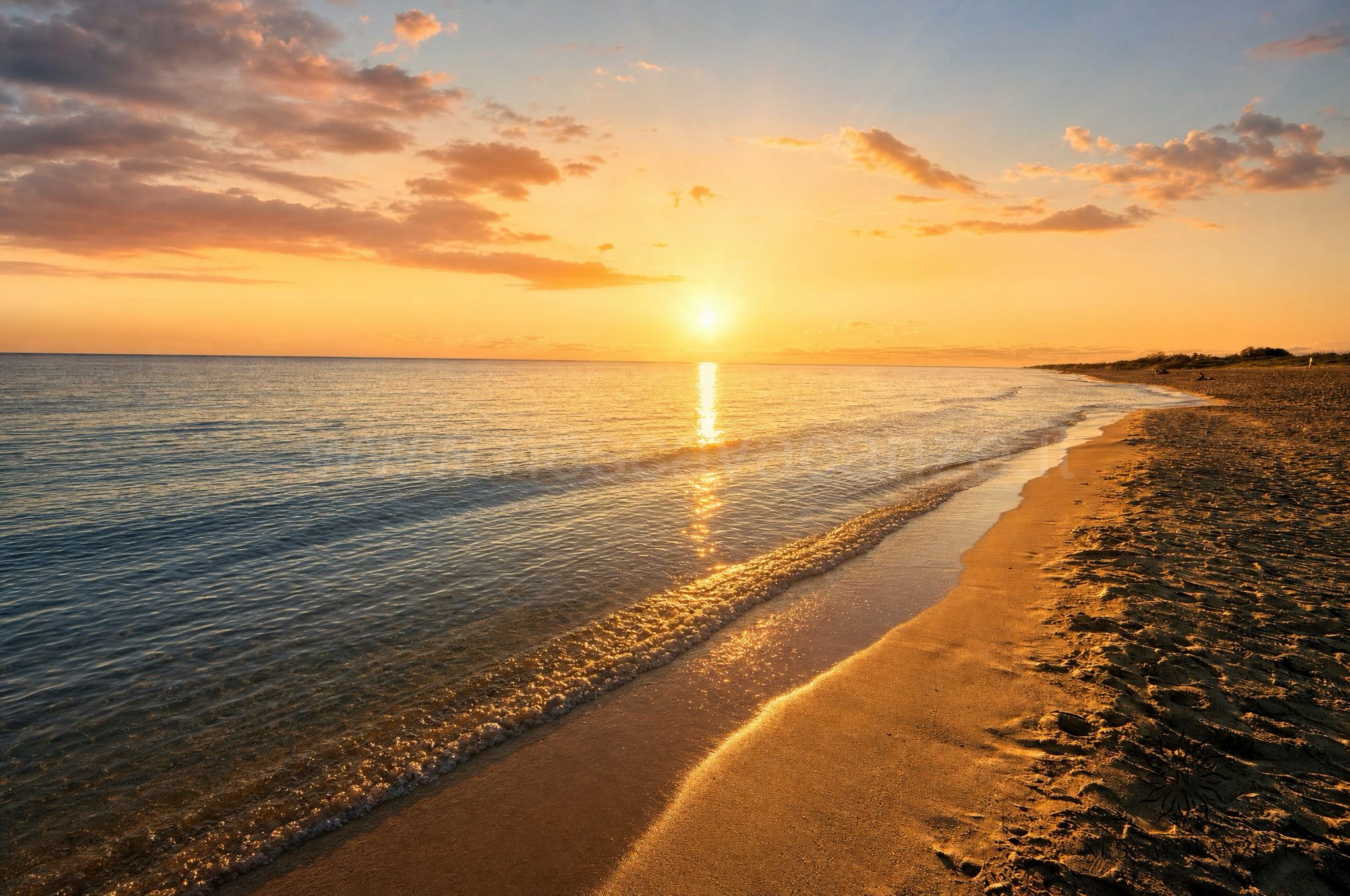 Tramonto d'estate sulla riva del mare Ionio a Posto Vecchio