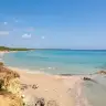 La spiaggia di Baia dei Turchi con la macchia mediterranea e l'acqua chiara