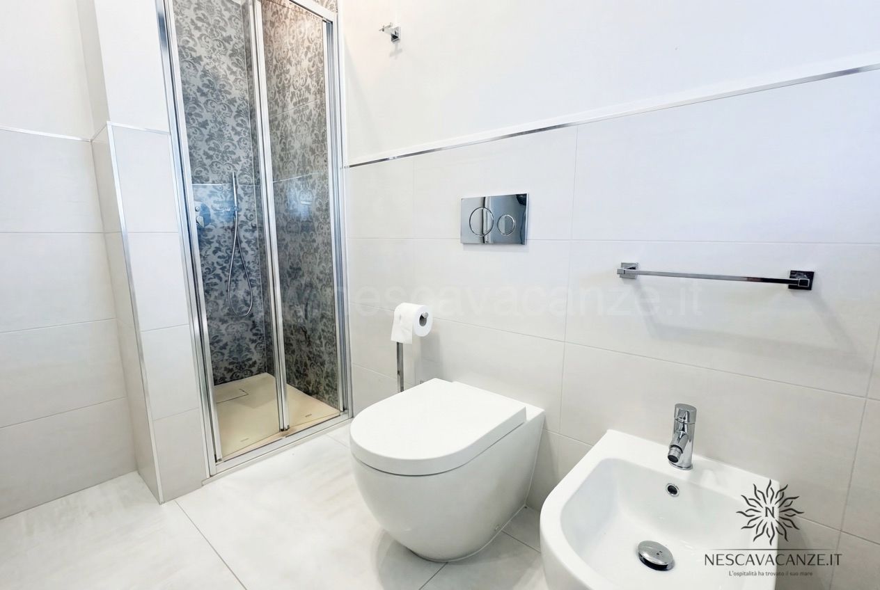 Casa Sabbia Oro - secondo bagno con box doccia, wc, bidet e rivestimento bianco lucido