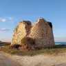 La torre di Torre Chianca vicino alla riva, con il mare Adriatico sullo sfondo