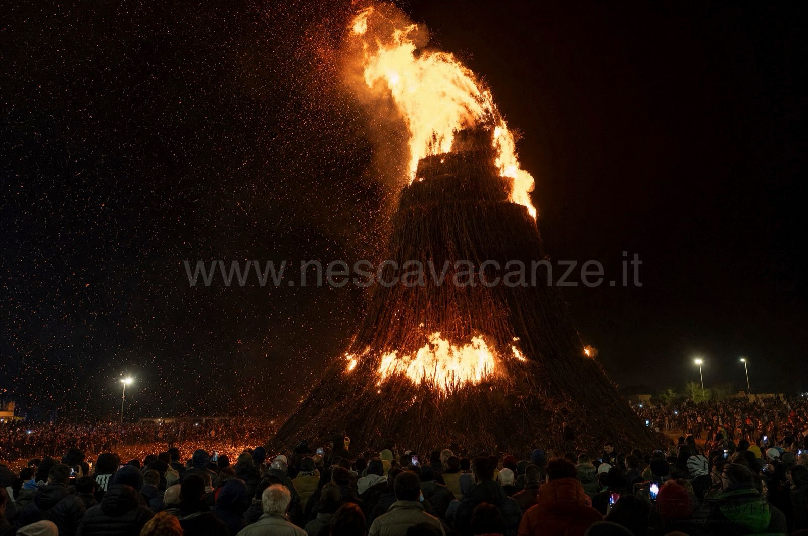 La Focara di Novoli: grande falò devozionale di sarmenti di vite in fiamme nella notte salentina, il 16 gennaio