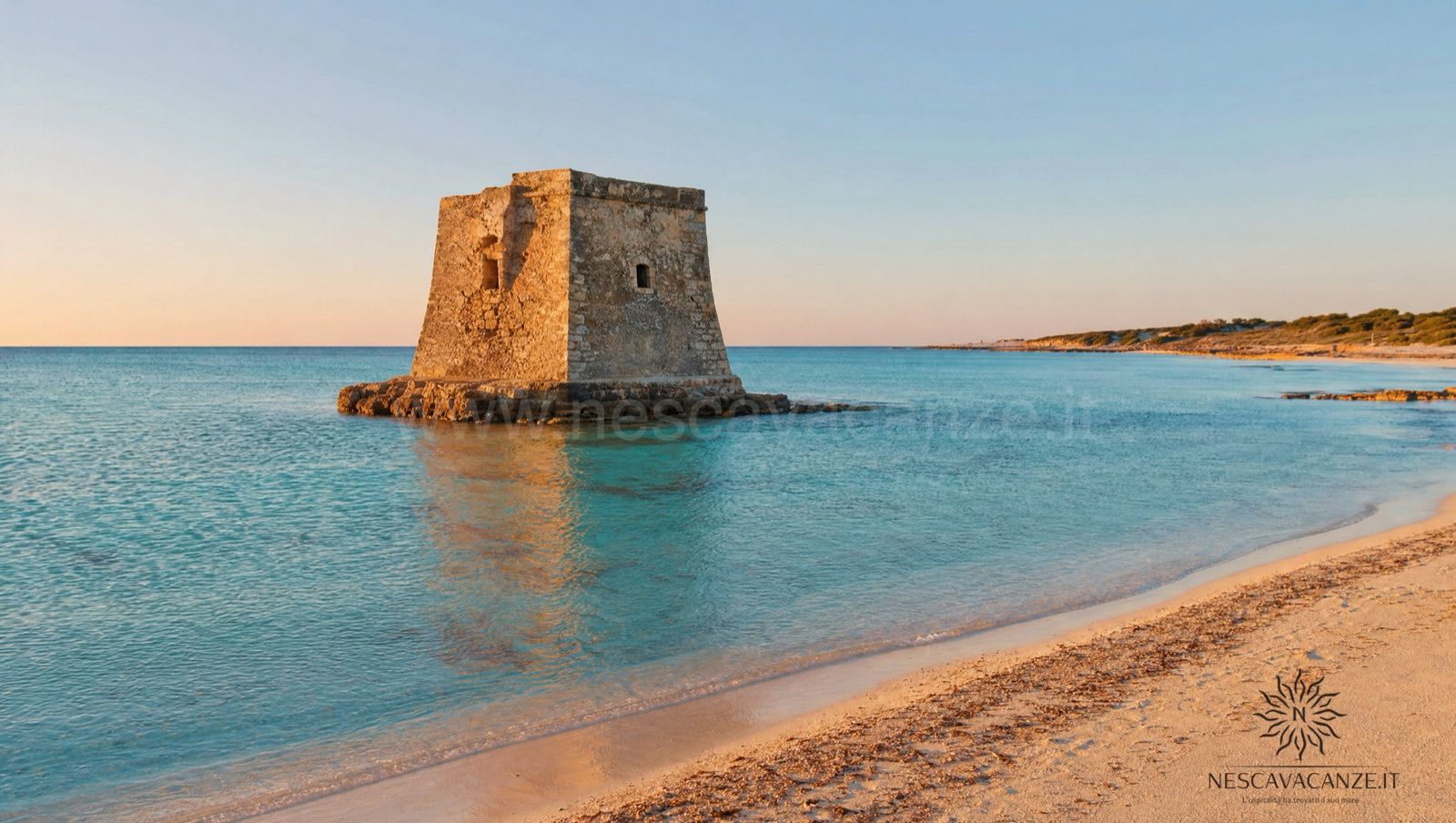 La torre cinquecentesca di Torre Pali che spunta dal mare al tramonto, una delle marine del cartellone del Comune di Salve