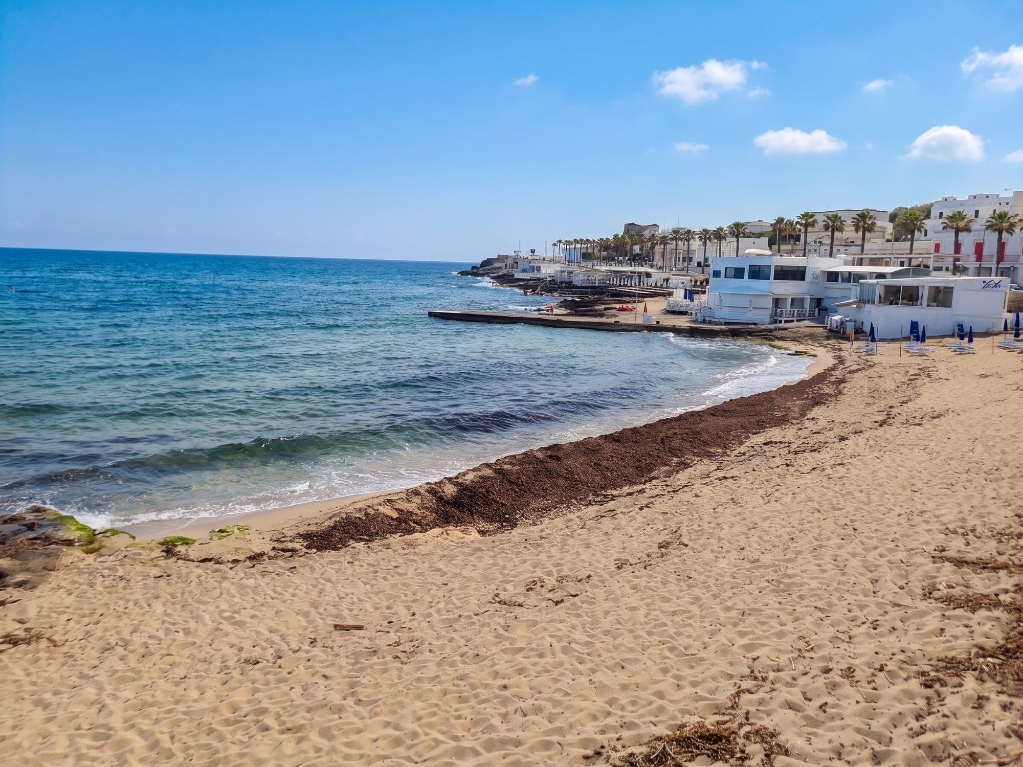 La piccola spiaggia di sabbia sul lungomare di Santa Maria di Leuca, con le case bianche sul mare