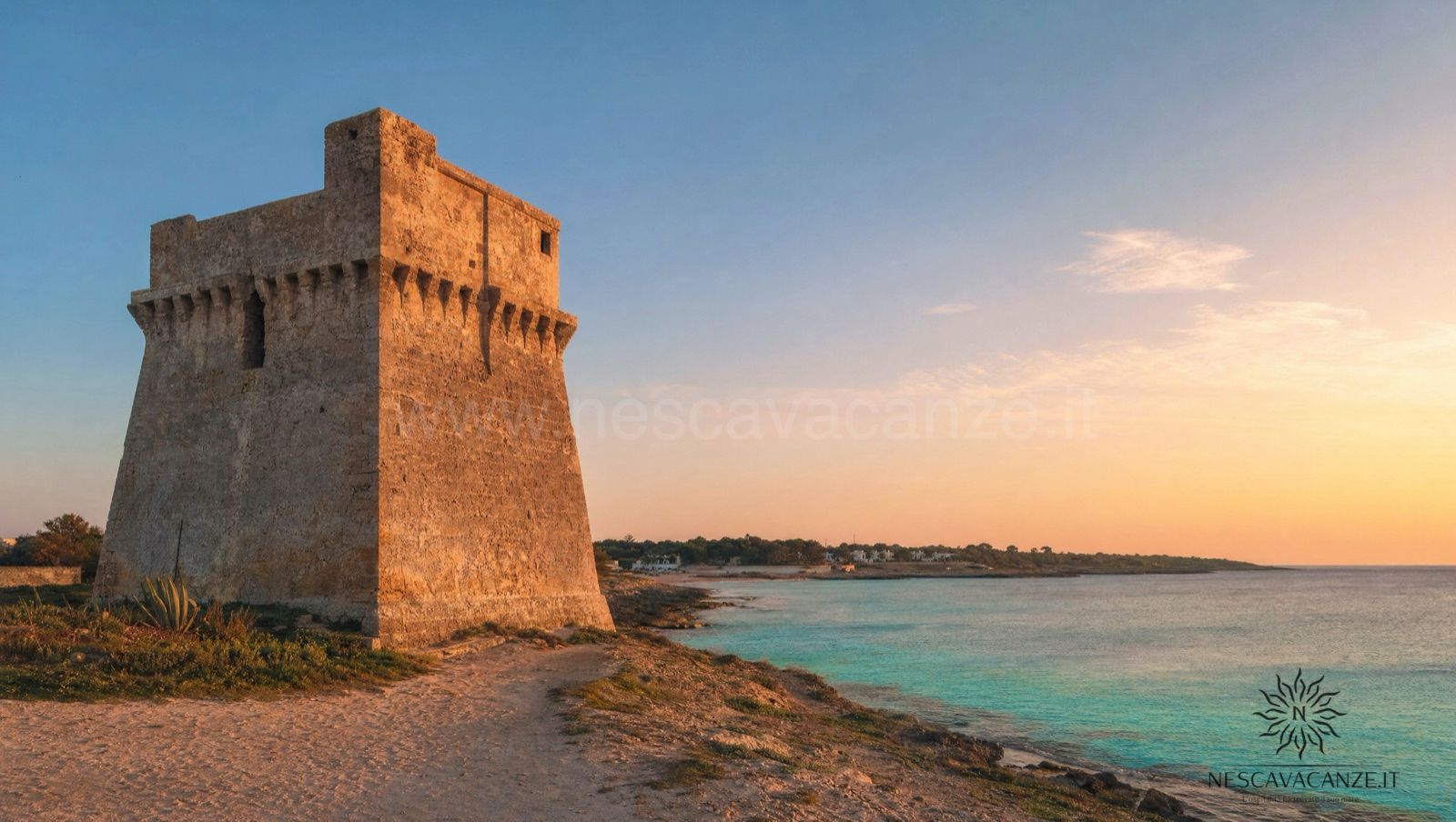 Antica torre costiera saracena del Cinquecento in pietra sulla costa ionica vicino a Pescoluse, affacciata sul mare turchese al tramonto