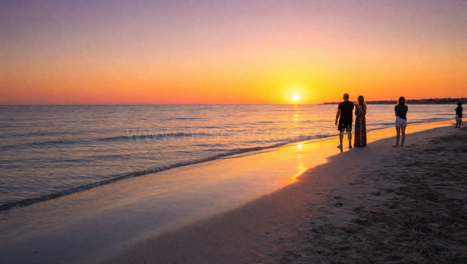 Tramonto sullo Ionio a Pescoluse con il sole basso sull'orizzonte, la luce dorata sull'acqua bassa e le sagome di alcune persone sulla battigia