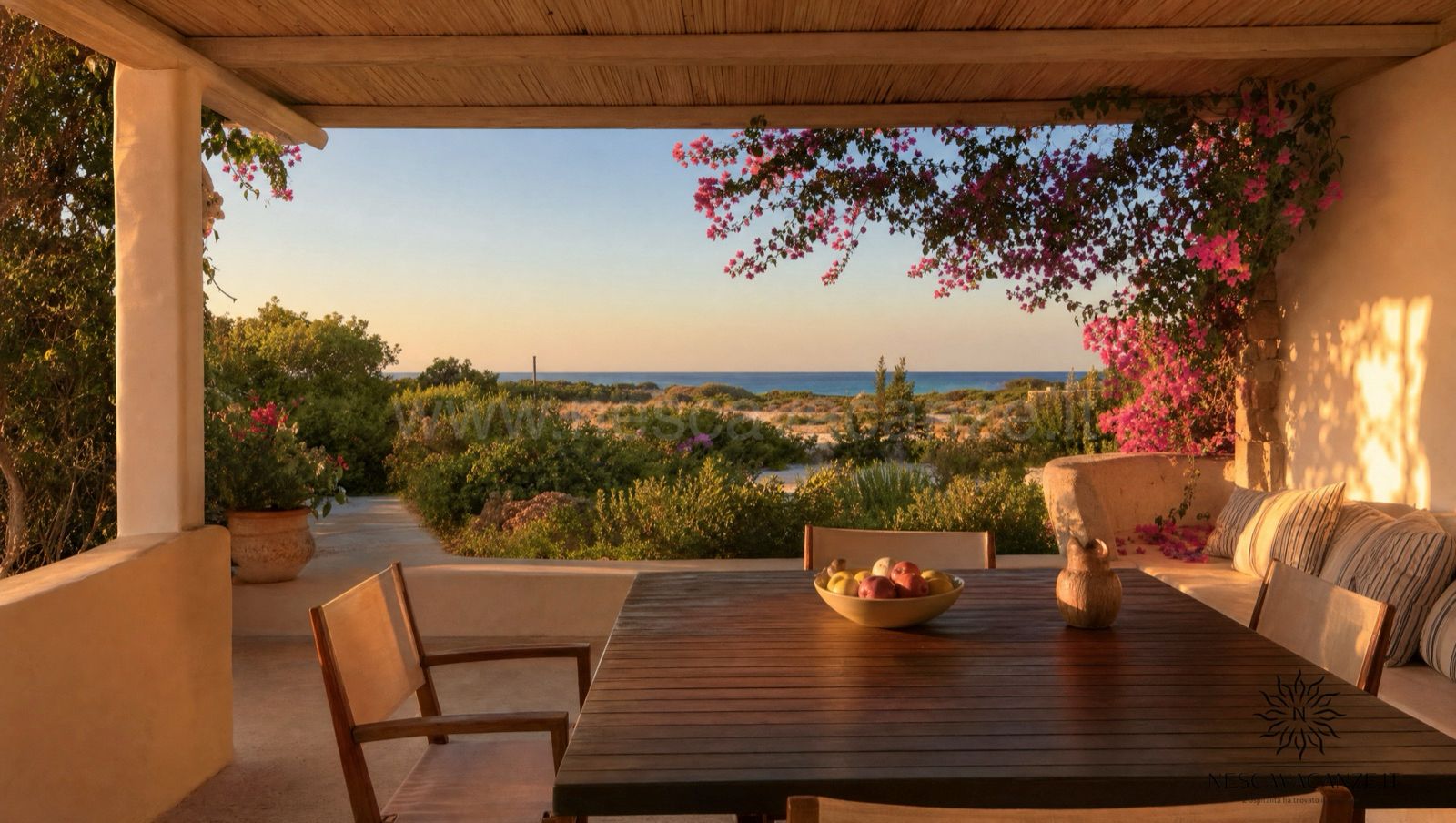 Veranda ombreggiata di una casa vacanza a Pescoluse con tavolo e bouganville, vista sulle dune e sul mare al tramonto