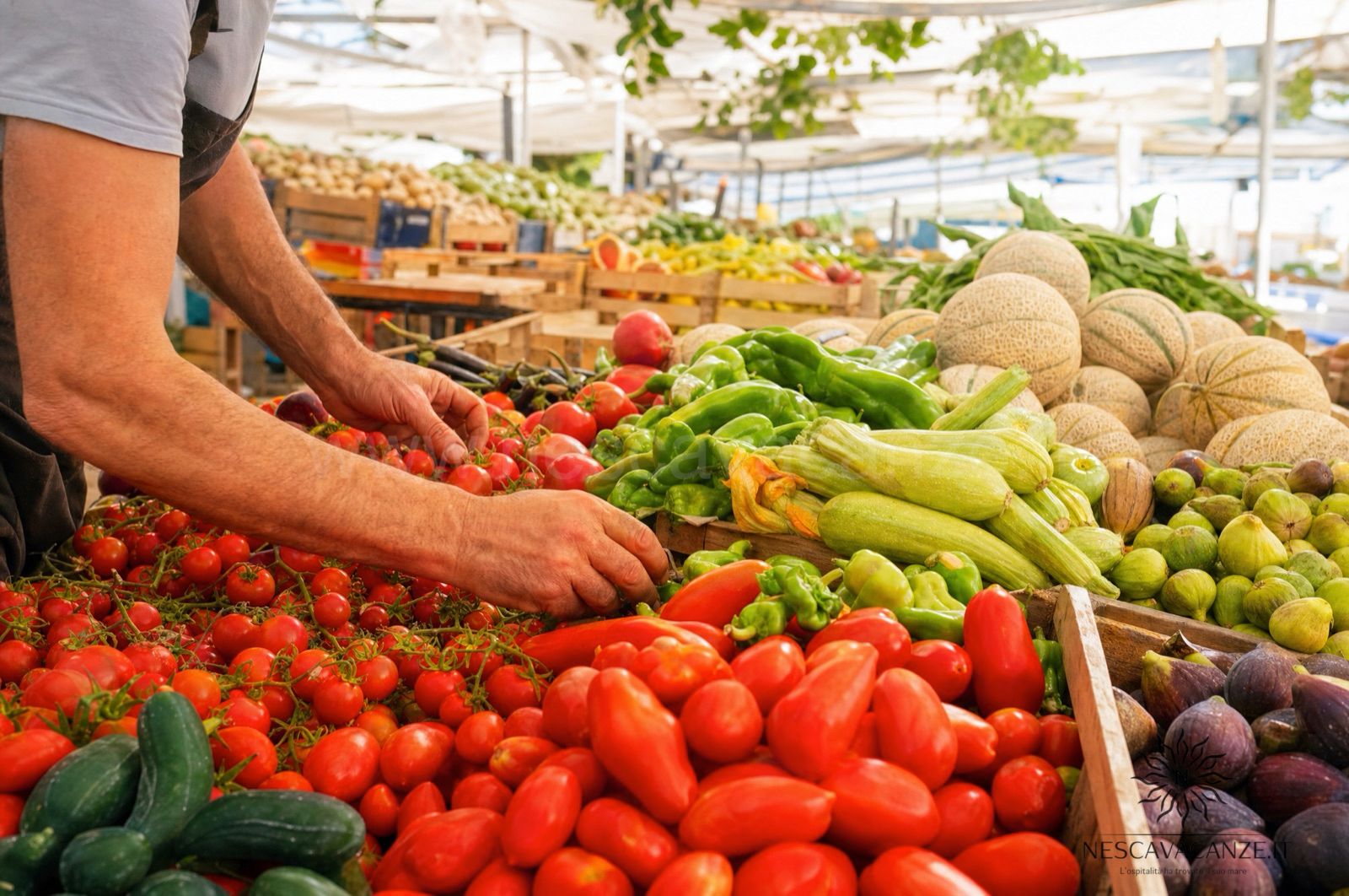 Banco di frutta e verdura fresca di stagione al mercato settimanale di un paese del Salento