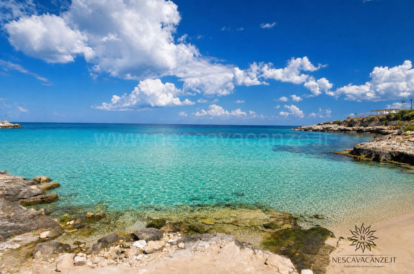 Piscine naturali di acqua cristallina turchese tra gli scogli a Torre Vado, nel Salento
