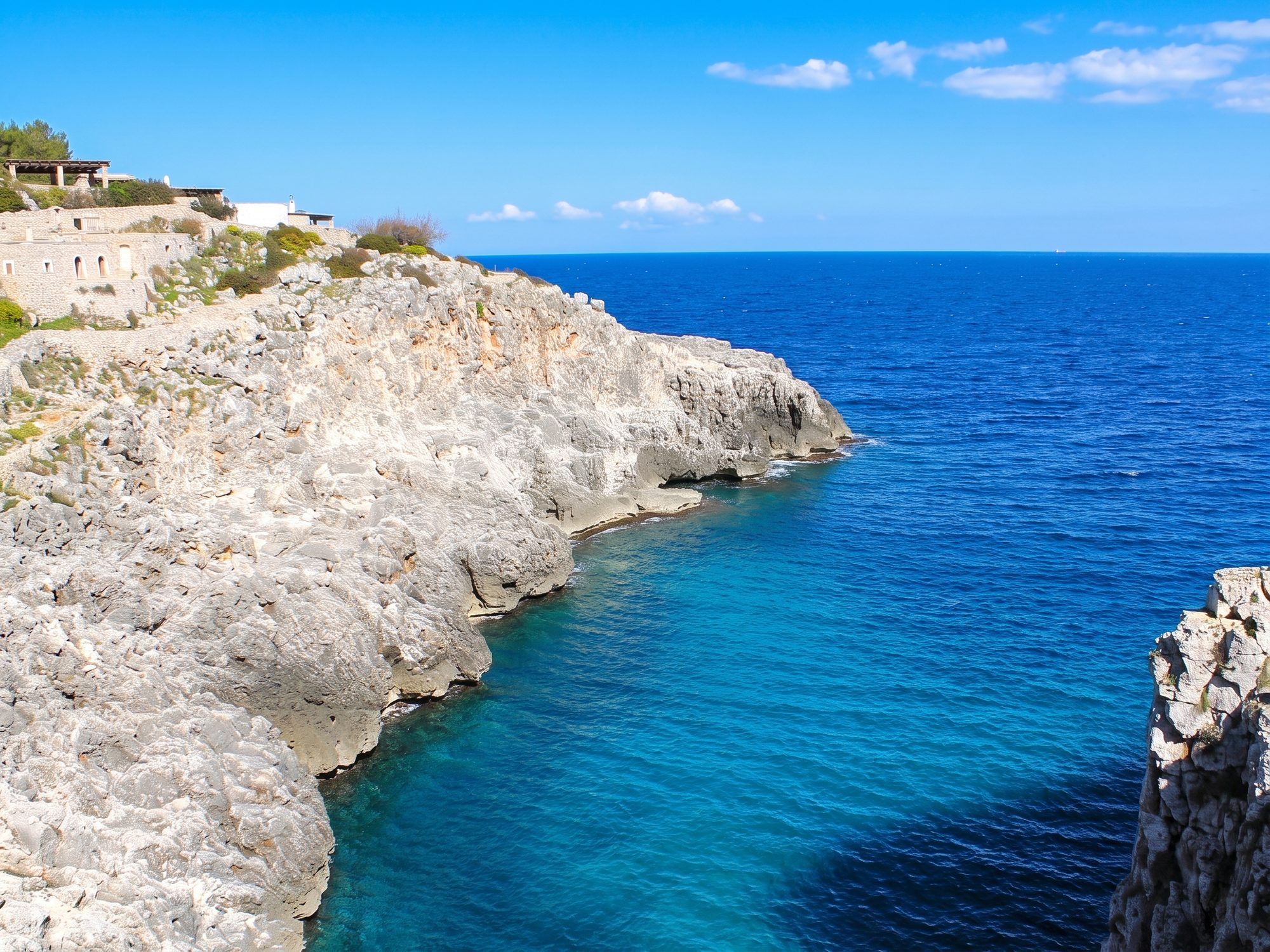 La falesia chiara a picco sull'Adriatico blu, tra Novaglie e il Ponte del Ciolo