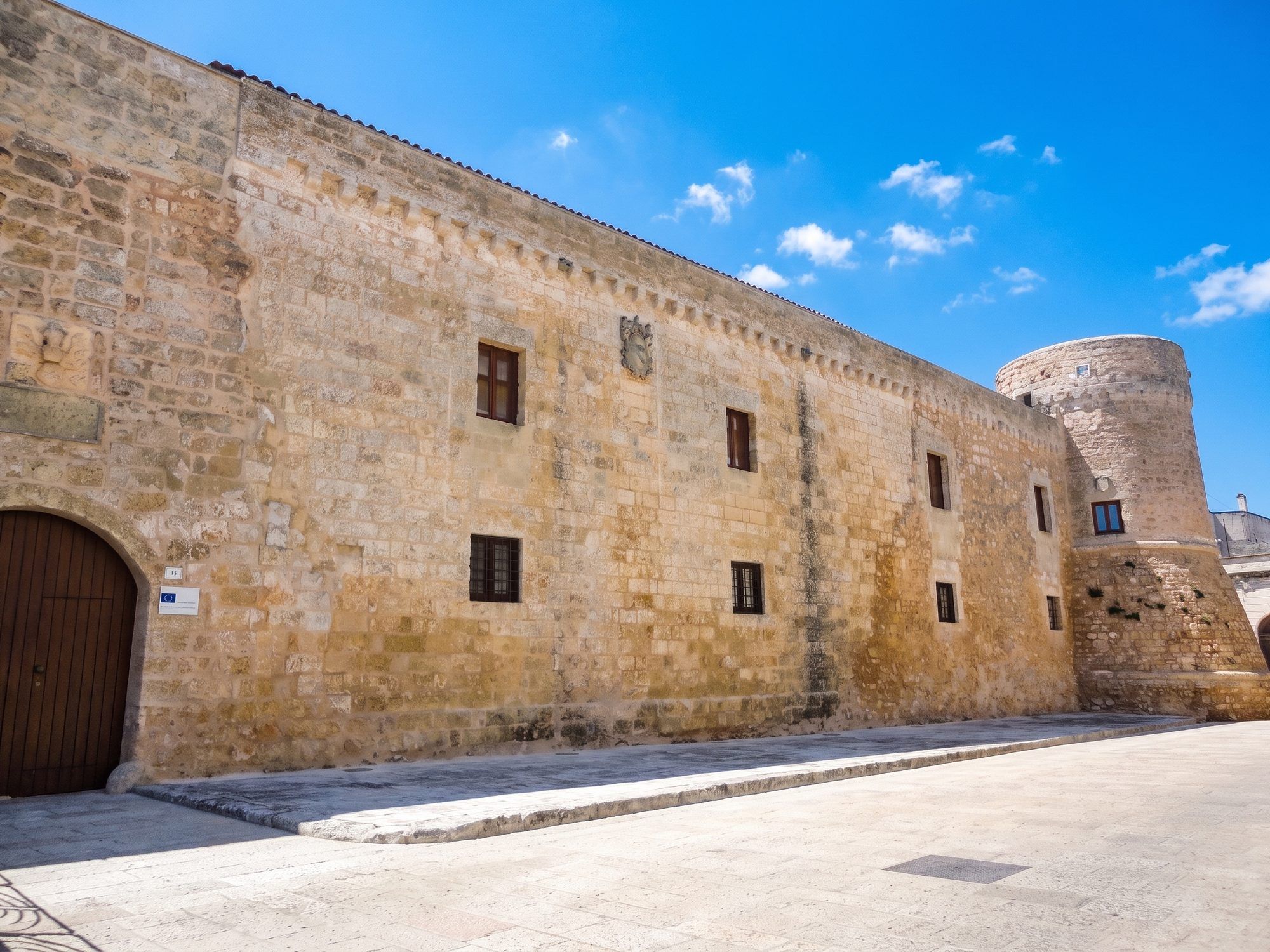 Il castello di Acquarica del Capo, con le lunghe mura di pietra e la torre tonda sull'angolo