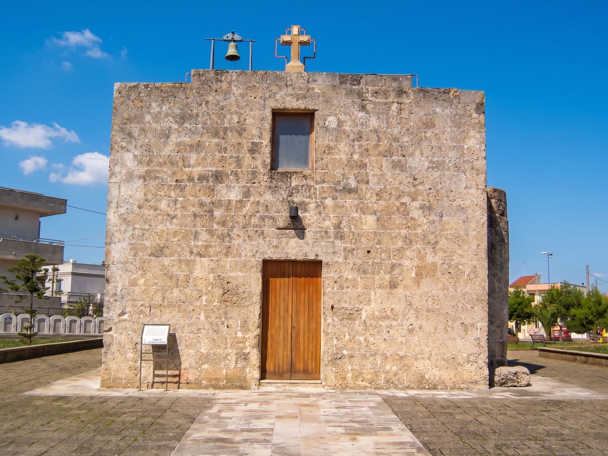 La chiesetta della Madonna dei Panetti ad Acquarica del Capo, un blocco di pietra con la croce e la campana