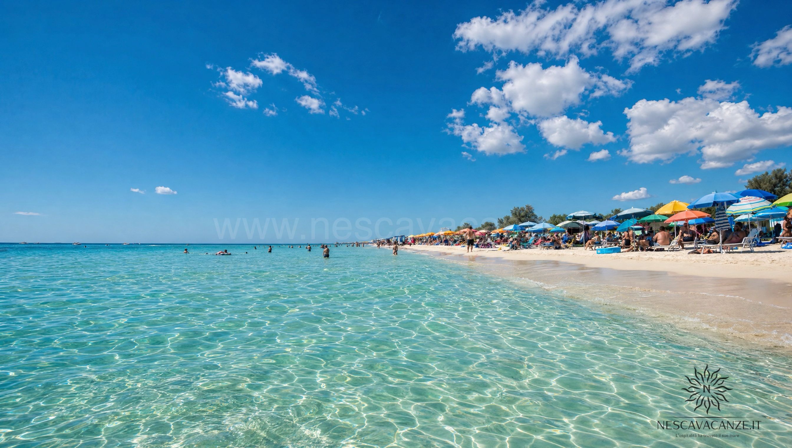 Ombrelloni sulla spiaggia di sabbia bianca di Pescoluse